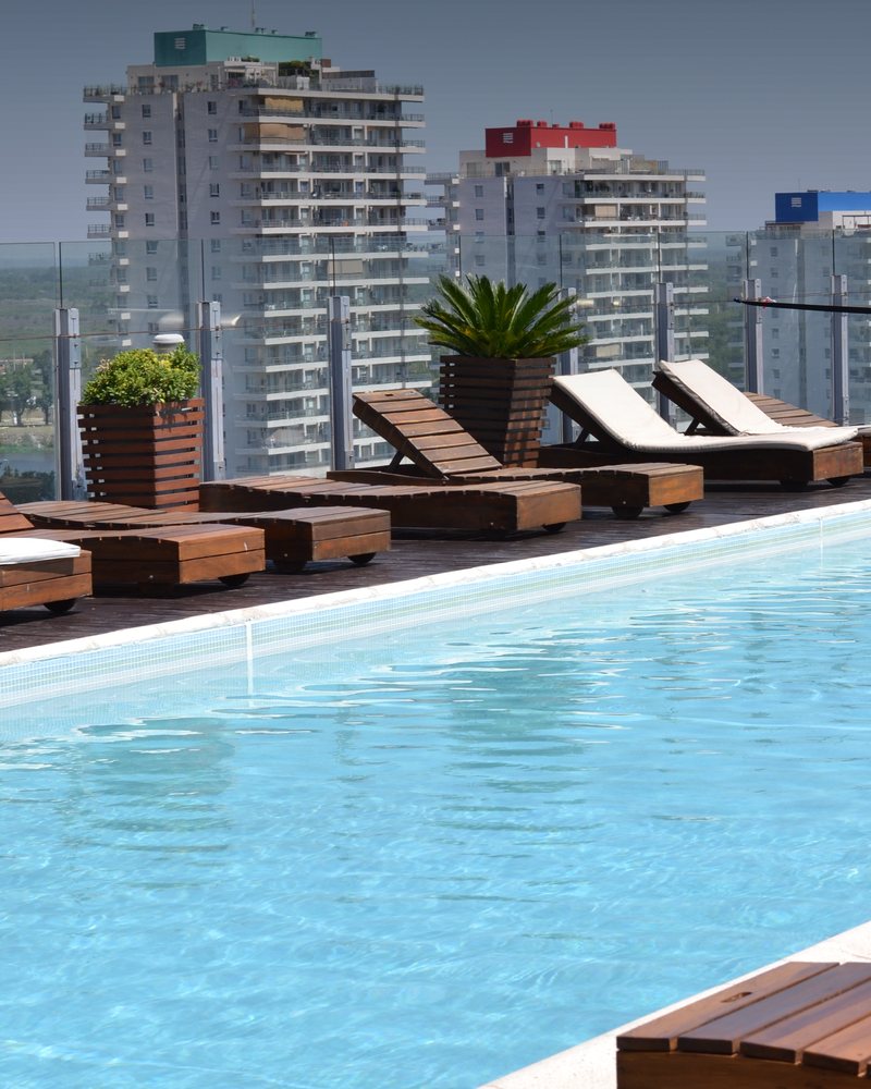 Pileta en terraza con vista a la ciudad, revestida con venecitas Neobind